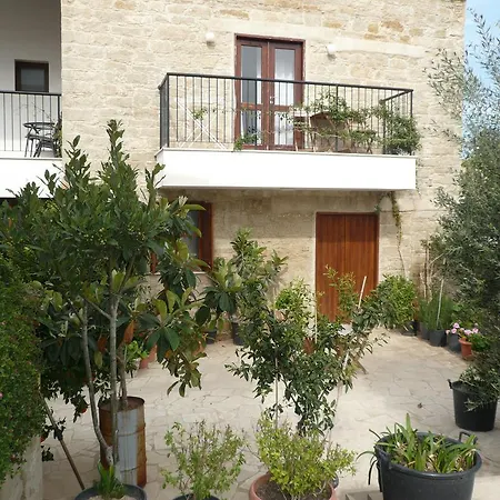 Esperando Aparthotel Maroni